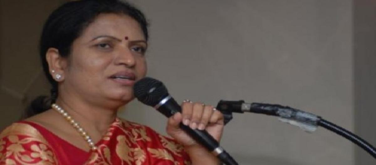 Congress leader DK Aruna demands compensation for Palamur farmers